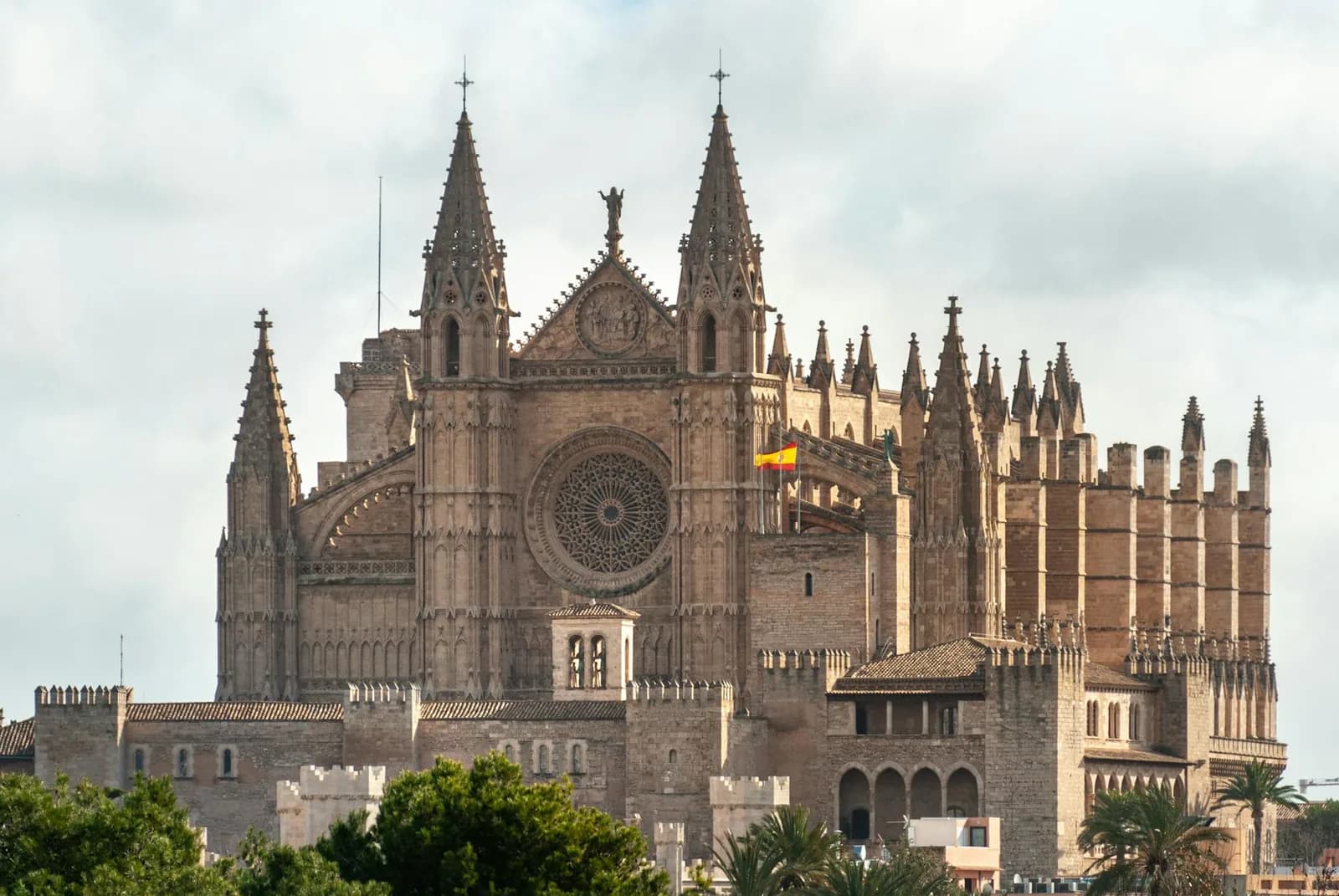 Marché de Noël illuminé sur la Plaça d'Espanya à Palma de Majorque en décembre