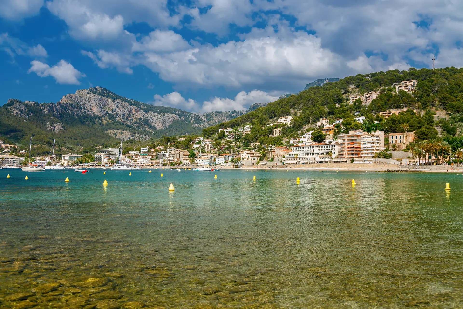 Baie de Port de Sóller entourée par les montagnes de la Tramuntana