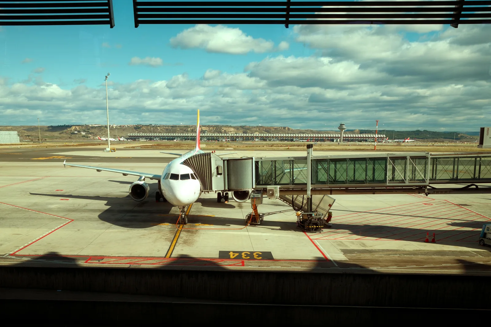 Aéroport de Palma de Majorque — terminal et avion commercial à la porte d'embarquement