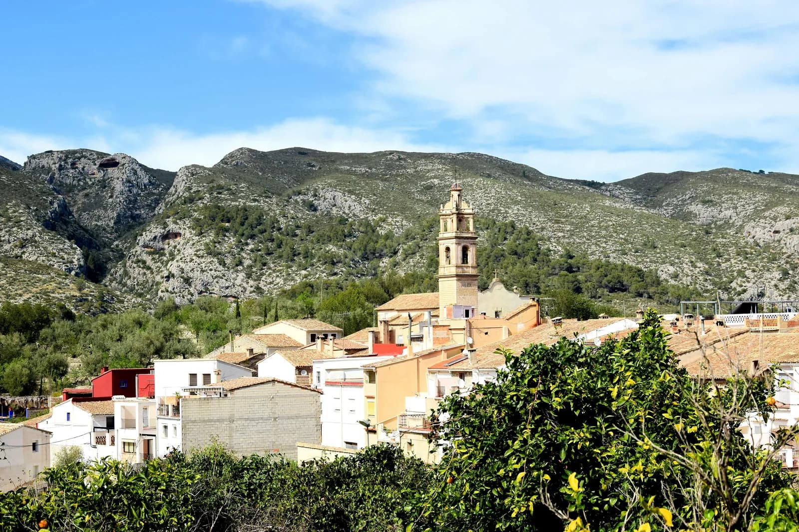 Village perché avec église sur une colline — Artà à Majorque