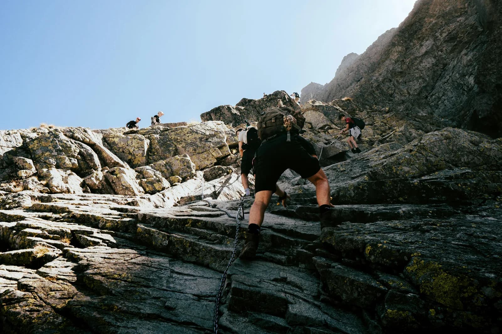 Grimpeur en via ferrata sur une paroi rocheuse — aventure outdoor à Majorque