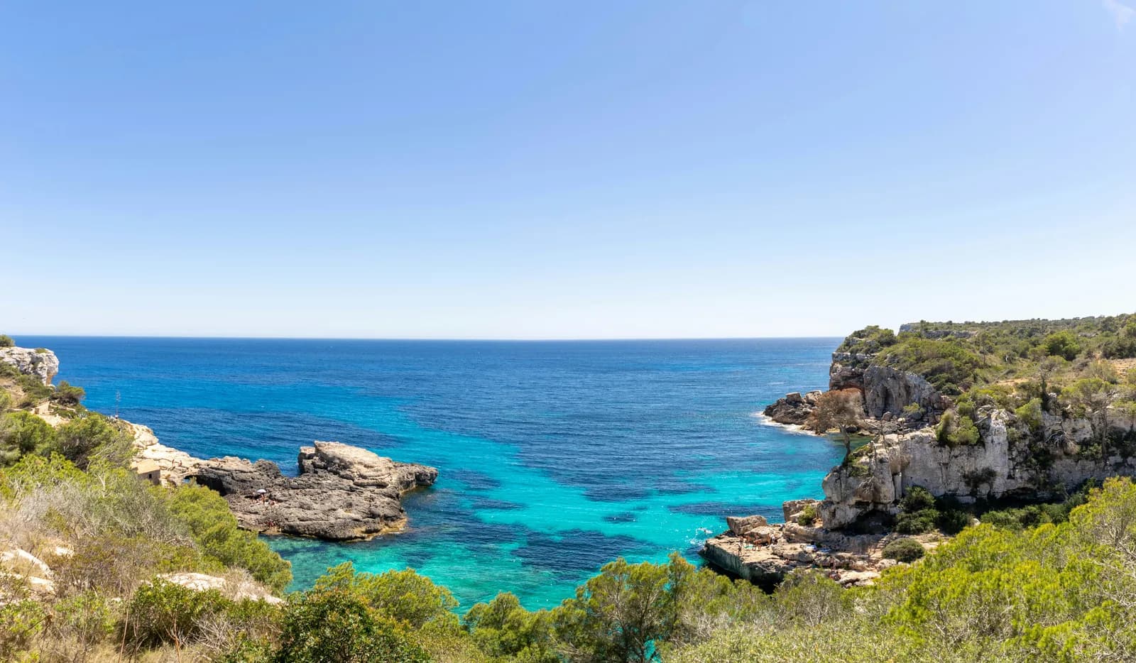 Crique aux eaux turquoise encadrée de falaises — côte de Majorque