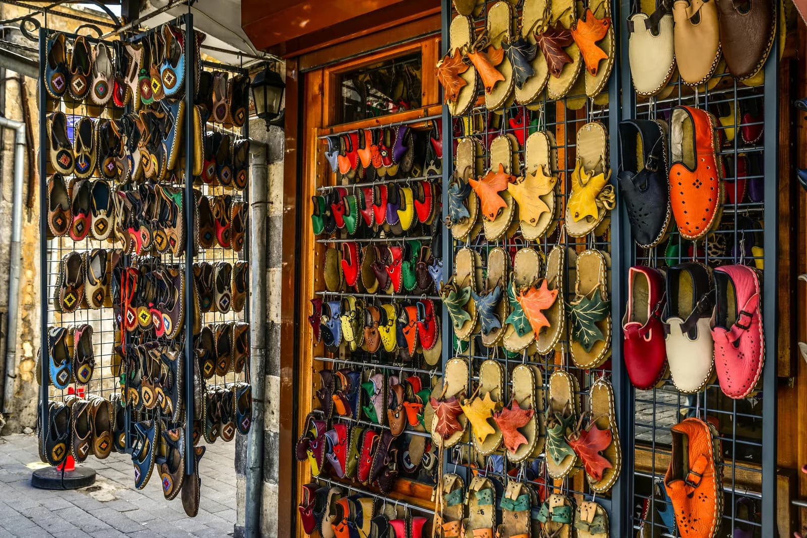 Étal de maroquinerie en cuir sur un marché espagnol — marché d'Inca