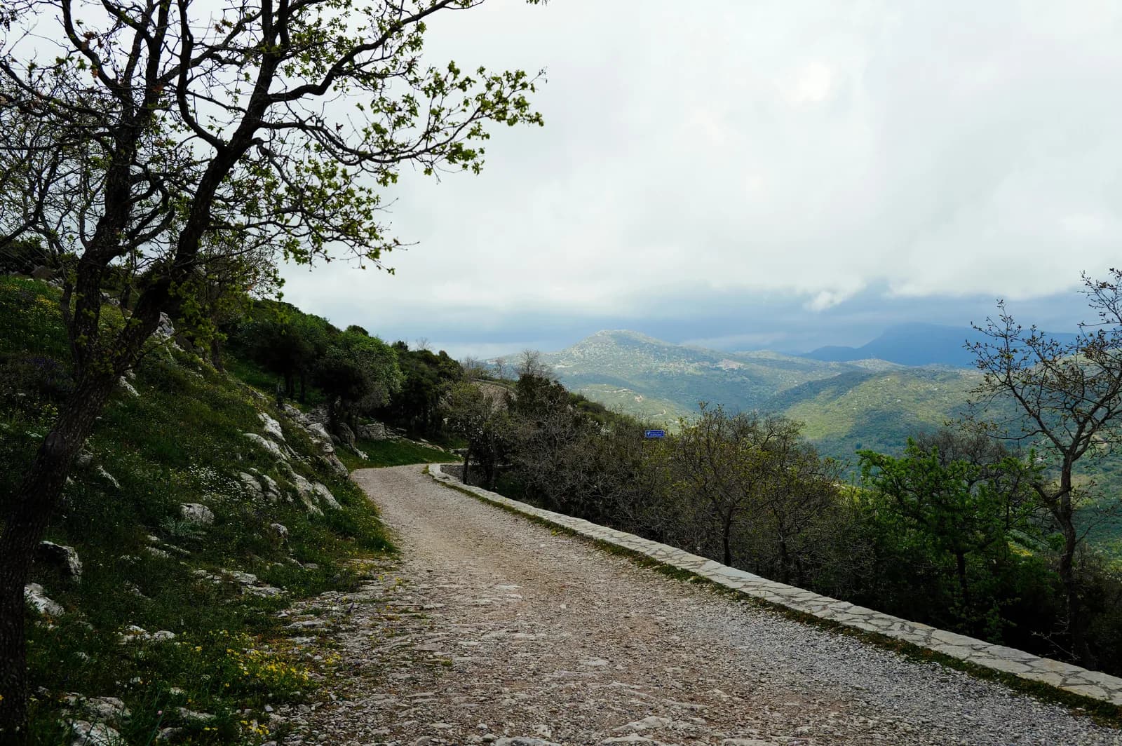 Randonneur sur un sentier de montagne au printemps — Tramuntana à Majorque