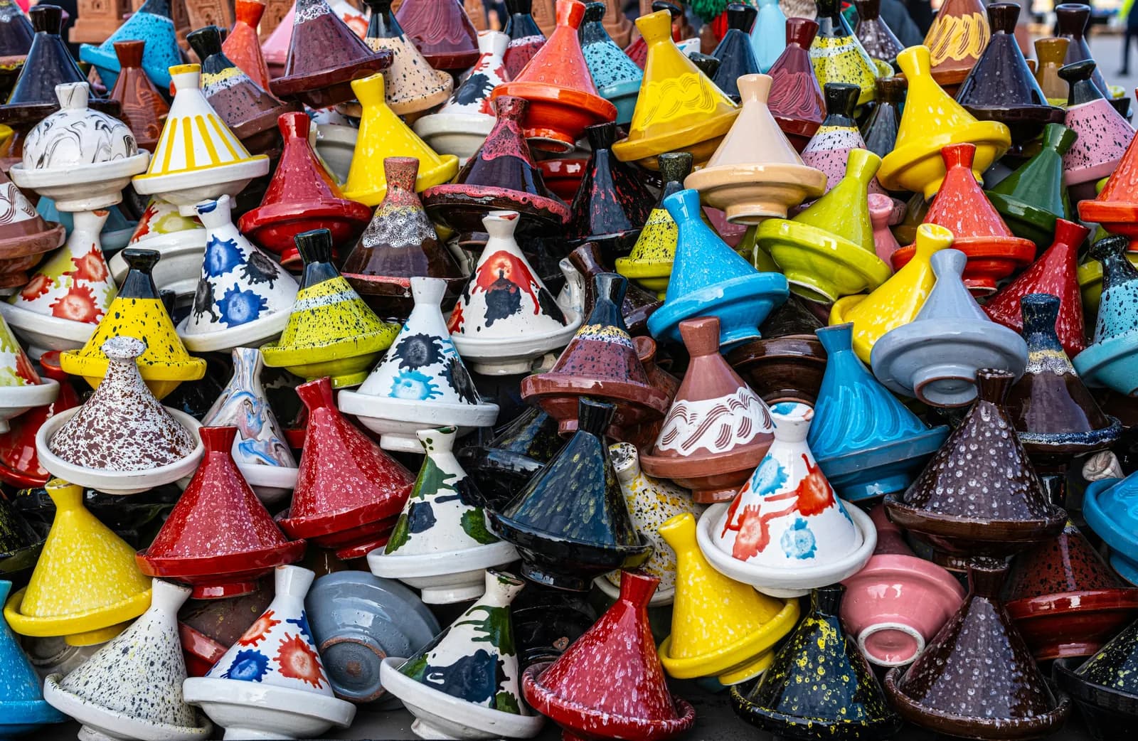 Poteries et céramiques artisanales sur un étal — souvenirs traditionnels d'Espagne