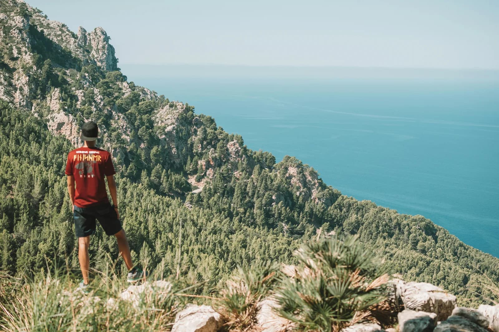 Sentier de randonnée dans les montagnes de la Tramuntana à Majorque