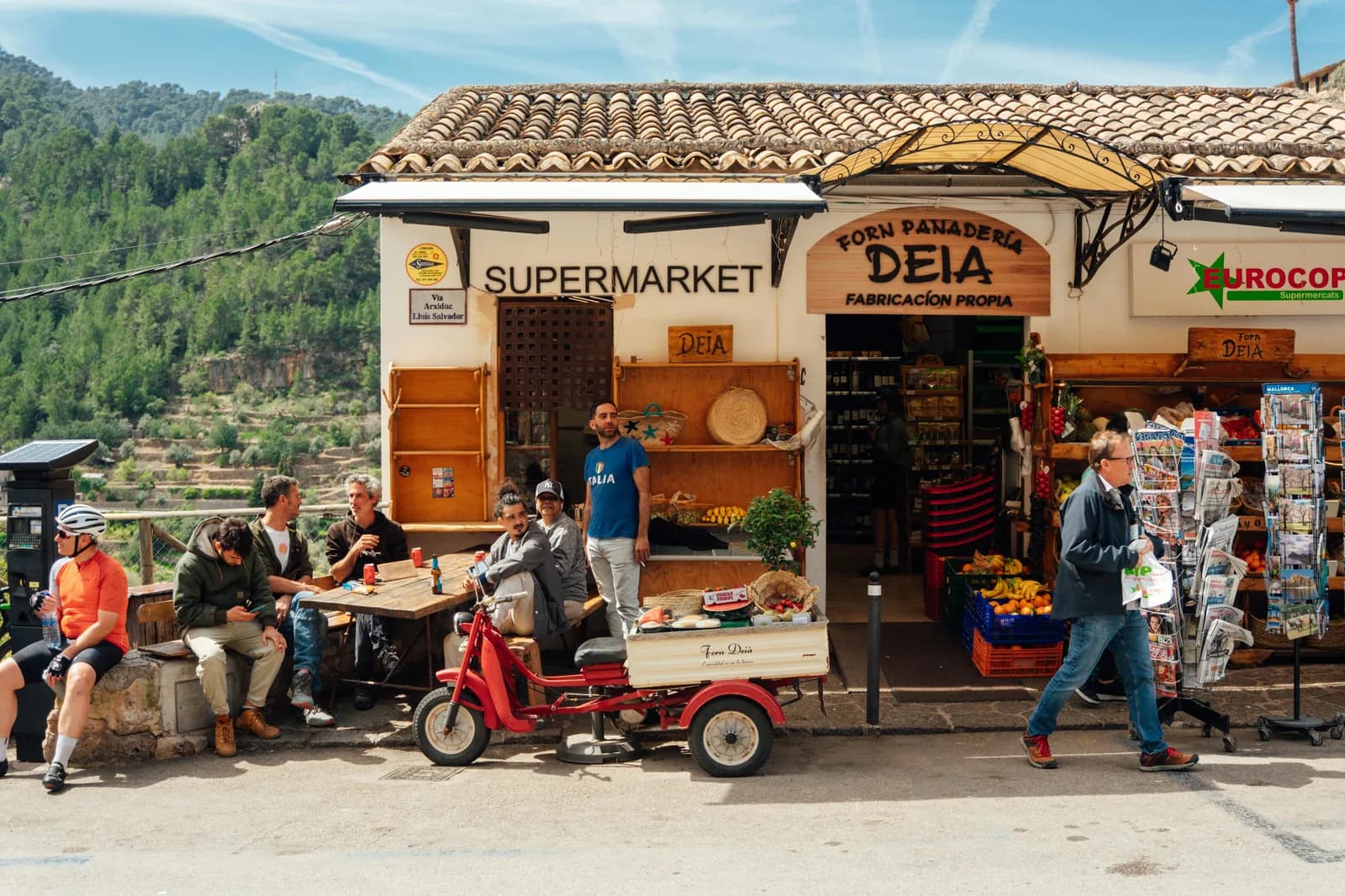 Marché du dimanche dans un village de Majorque — étals colorés et ambiance méditerranéenne