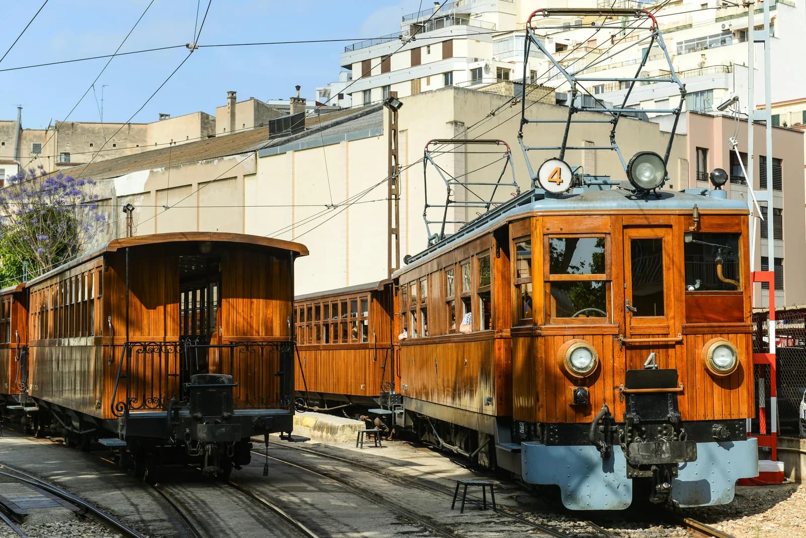 Ancien train en bois sur une voie ferrée de montagne — ambiance du train de Sóller