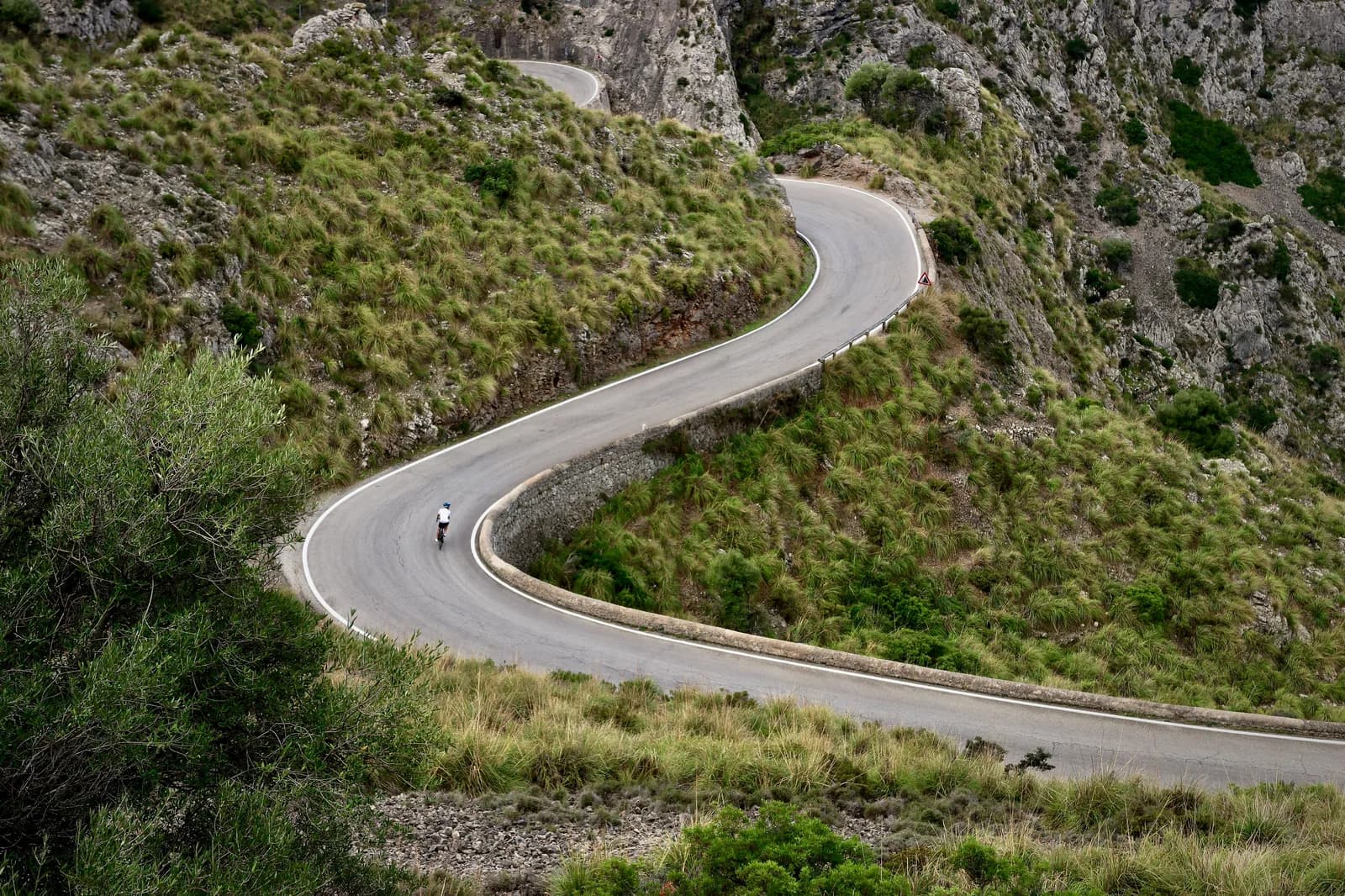 Cyclistes sur route de montagne au bord de la Méditerranée — vélo à Majorque