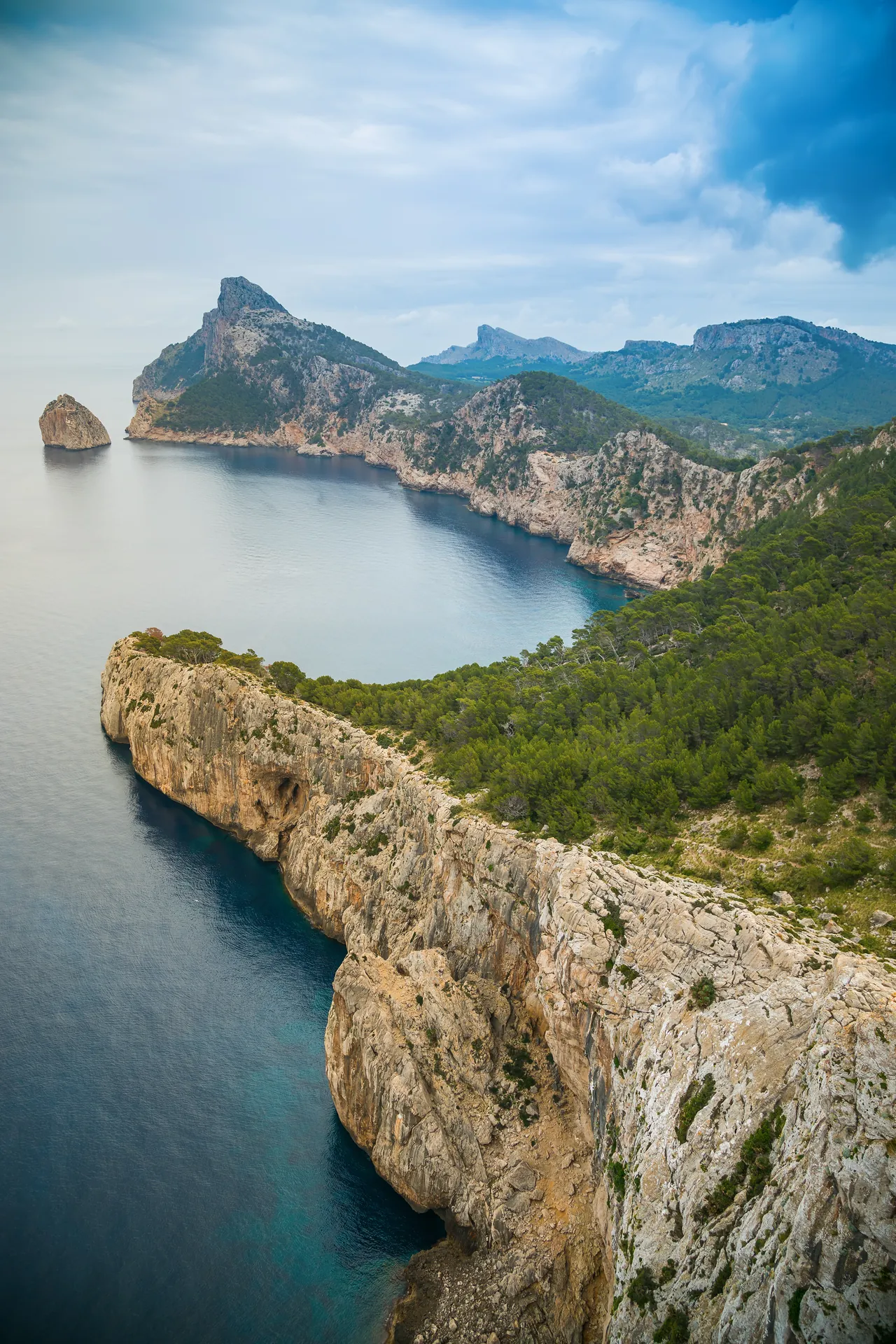 Côte sauvage du Cap de Formentor vue depuis la mer