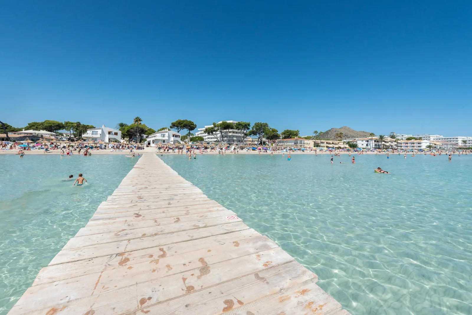 Plage d'Alcúdia avec son ponton en bois et ses eaux turquoise en été