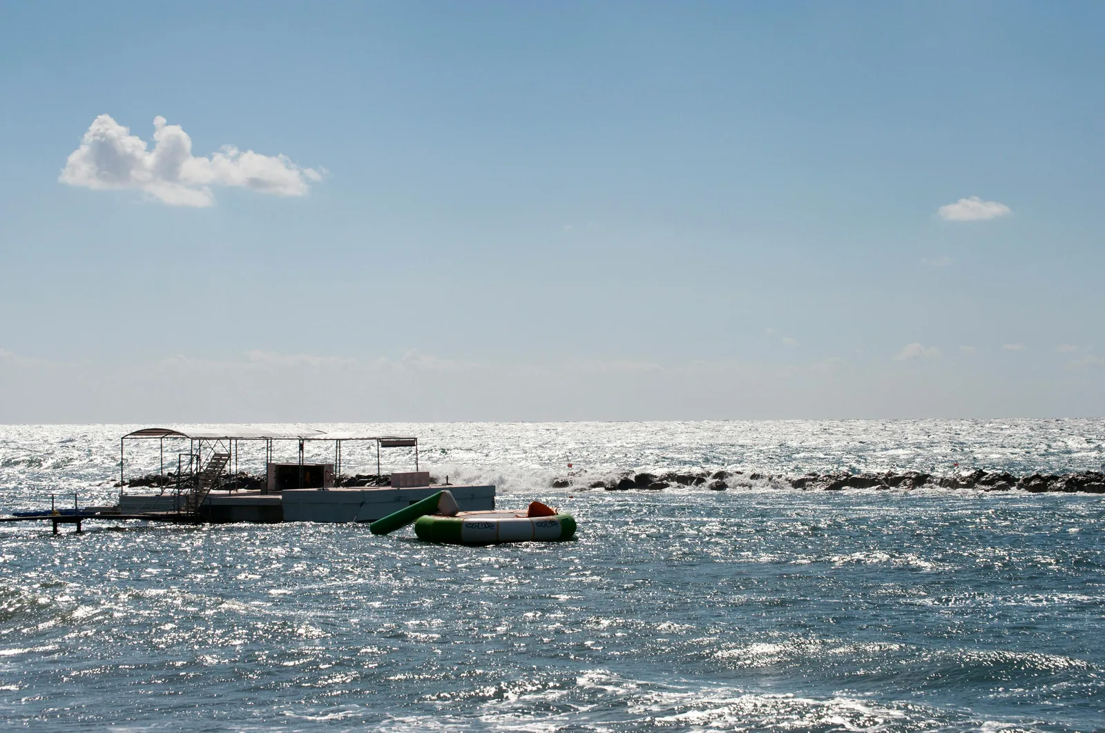 Vue paisible sur la mer d'Alcúdia avec plateforme flottante au loin