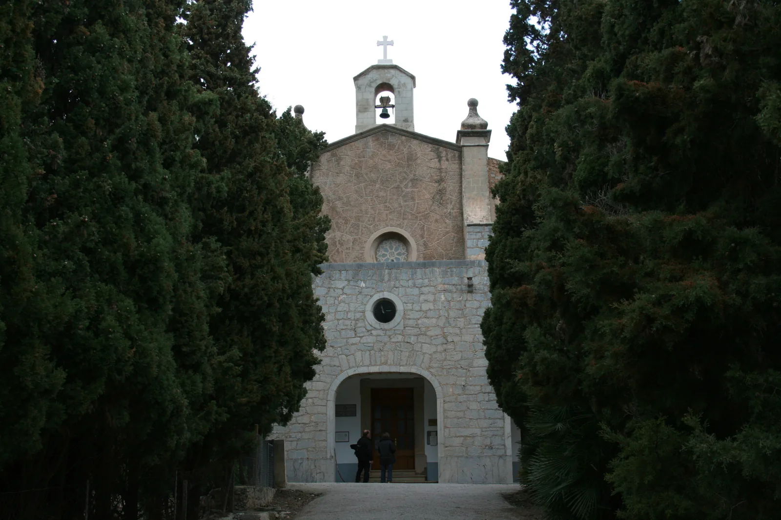 La façade de l'ermitage de Betlem au bout de son allée de cyprès