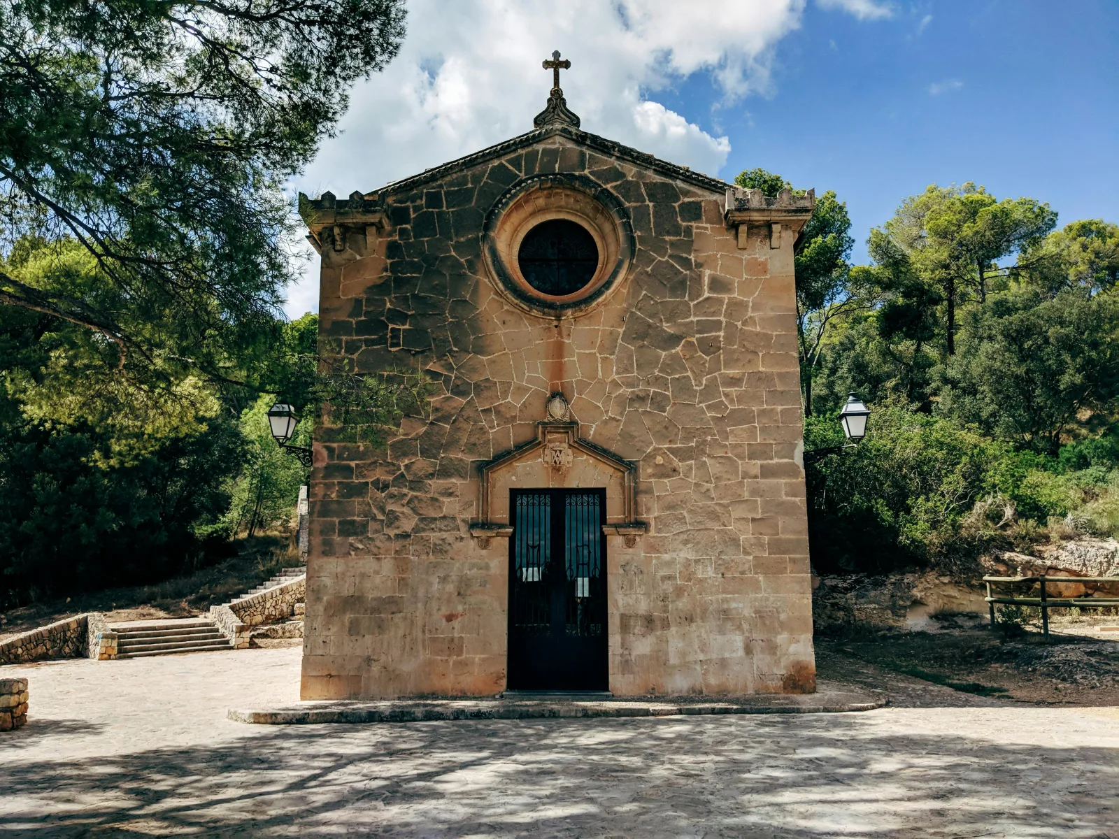 Chapelle rurale en pierre typique de l'intérieur de Majorque