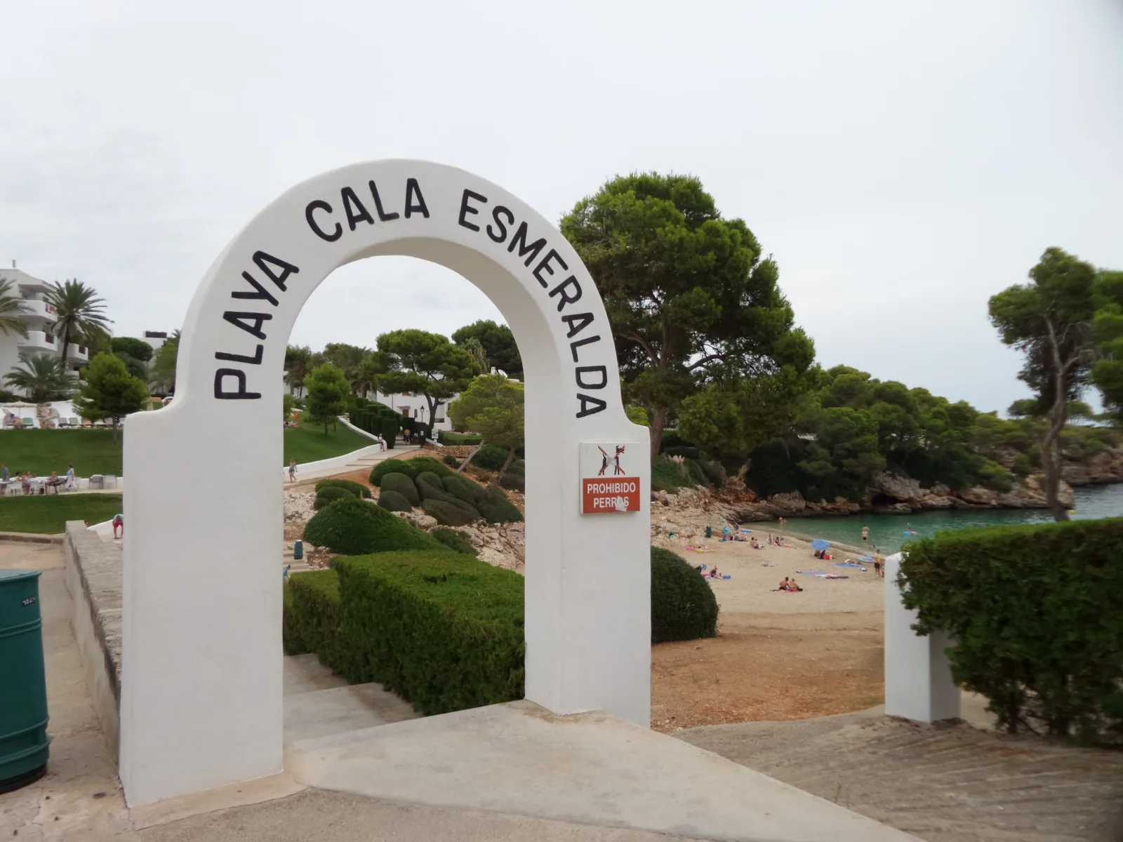 L'arche blanche qui marque l'entrée de la plage de Cala Esmeralda