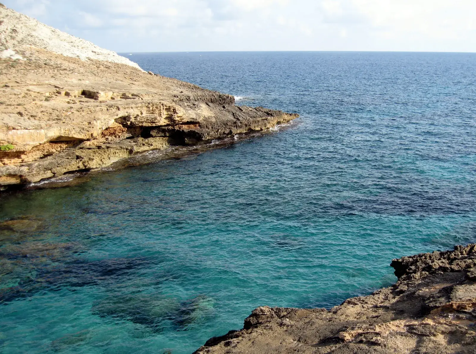 Les dalles rocheuses de Cala Estreta et la mer au large d'Artà