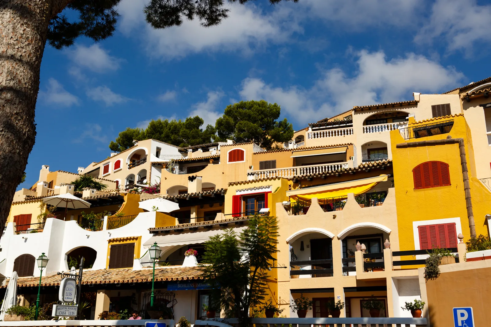 L'ensemble résidentiel de Cala Fornells, style village majorquin, près de Peguera