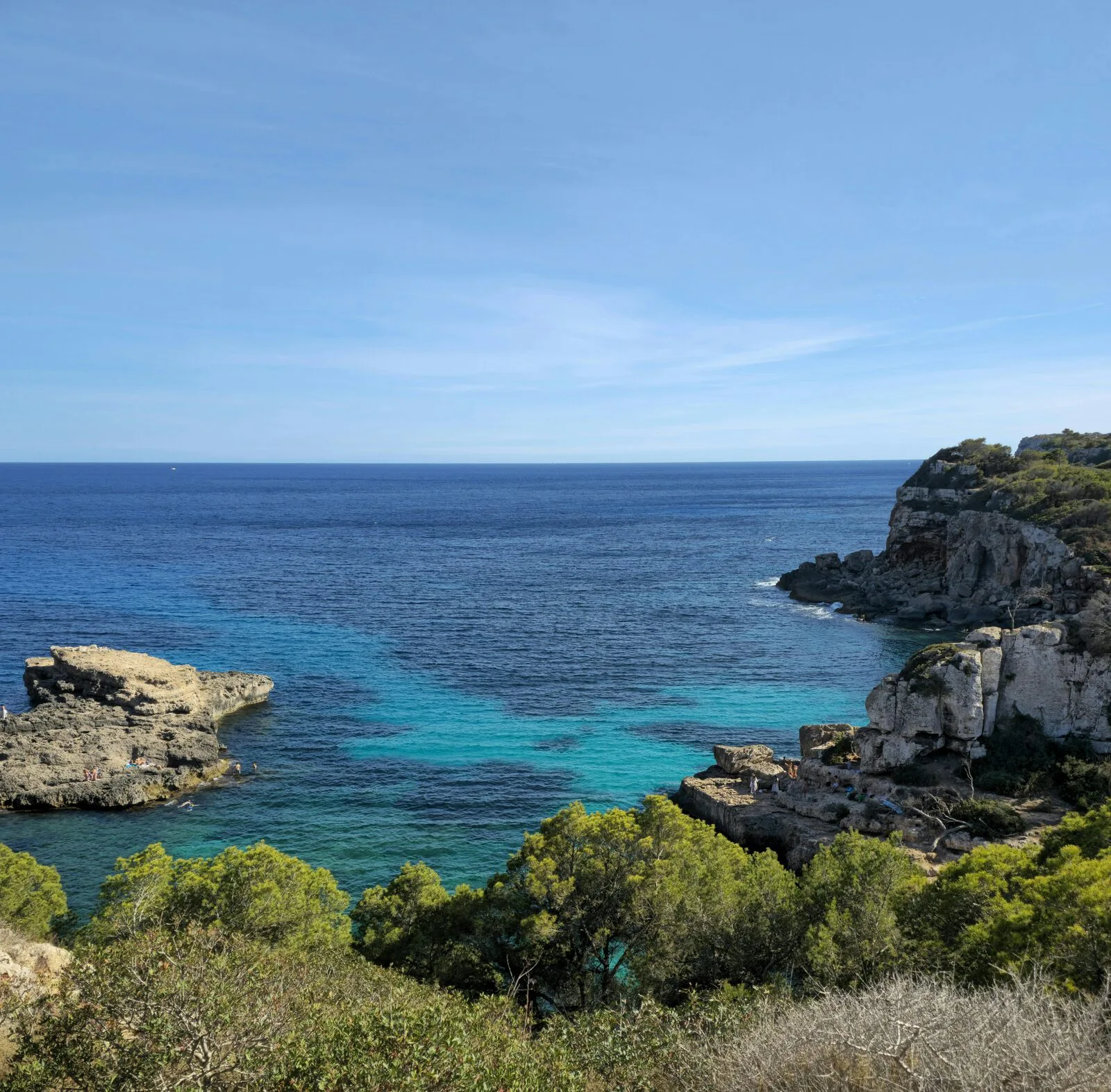 Eaux turquoise d'une crique du sud-est de Majorque près de Cala Santanyí