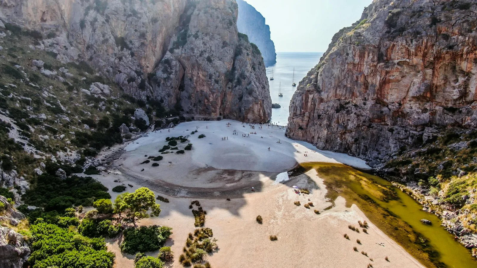 Paysage de la région à Majorque — plage, falaise