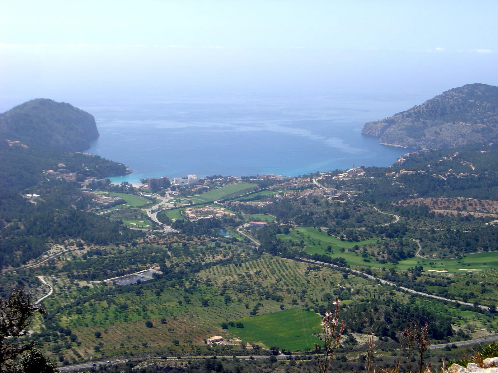 Camp de Mar vu depuis les hauteurs de sa Garrafa, avec la baie et le golf