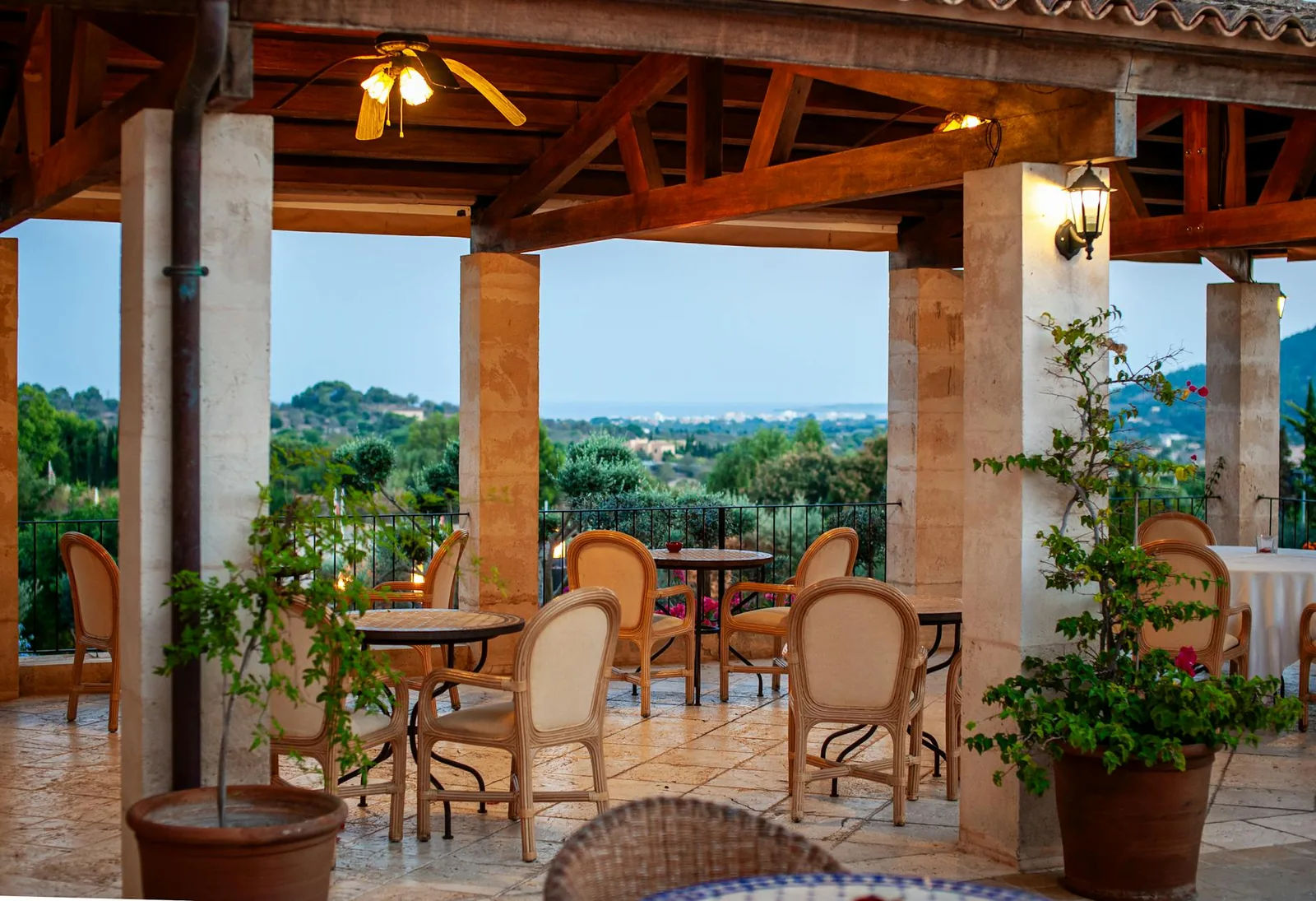 Paysage de Majorque — village, café-terrasse