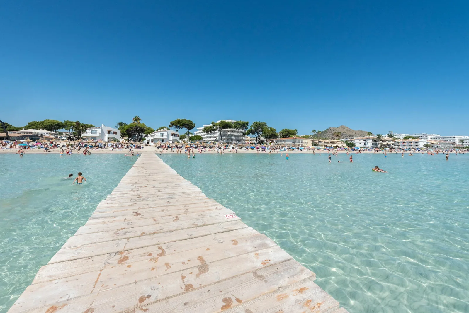 Plage et ponton de la baie d'Alcúdia près de Can Picafort à Majorque