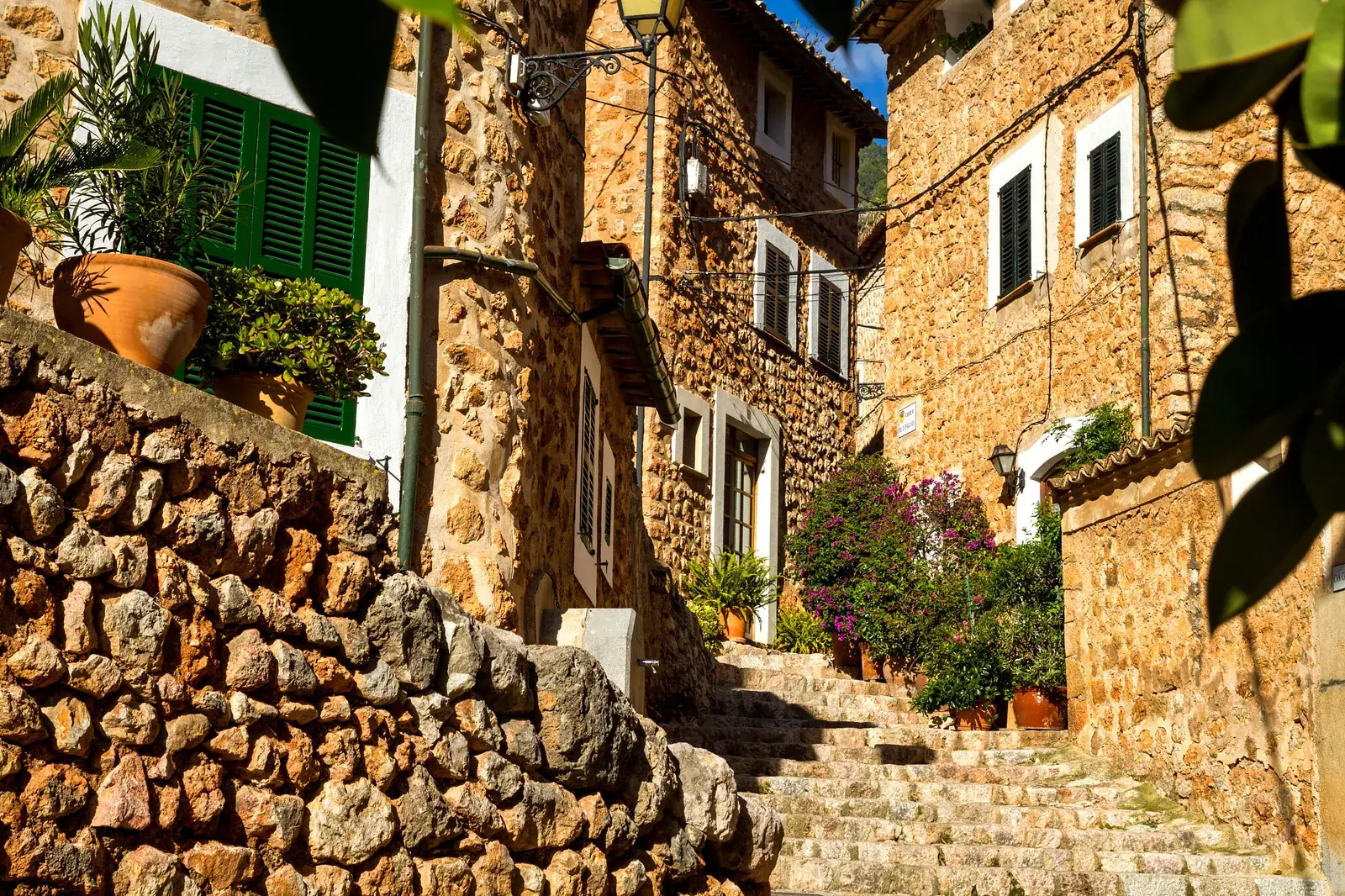 Ruelle en escalier et façades de pierre dans le centre de Fornalutx