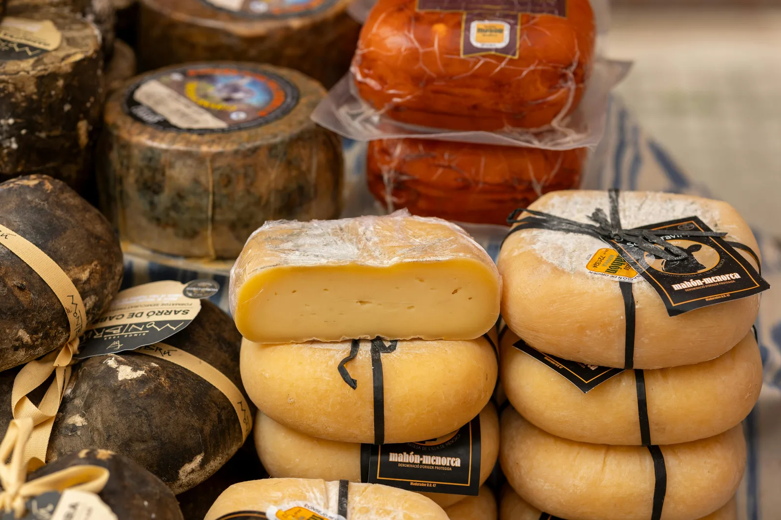 Étal de fromages traditionnels sur un marché majorquin