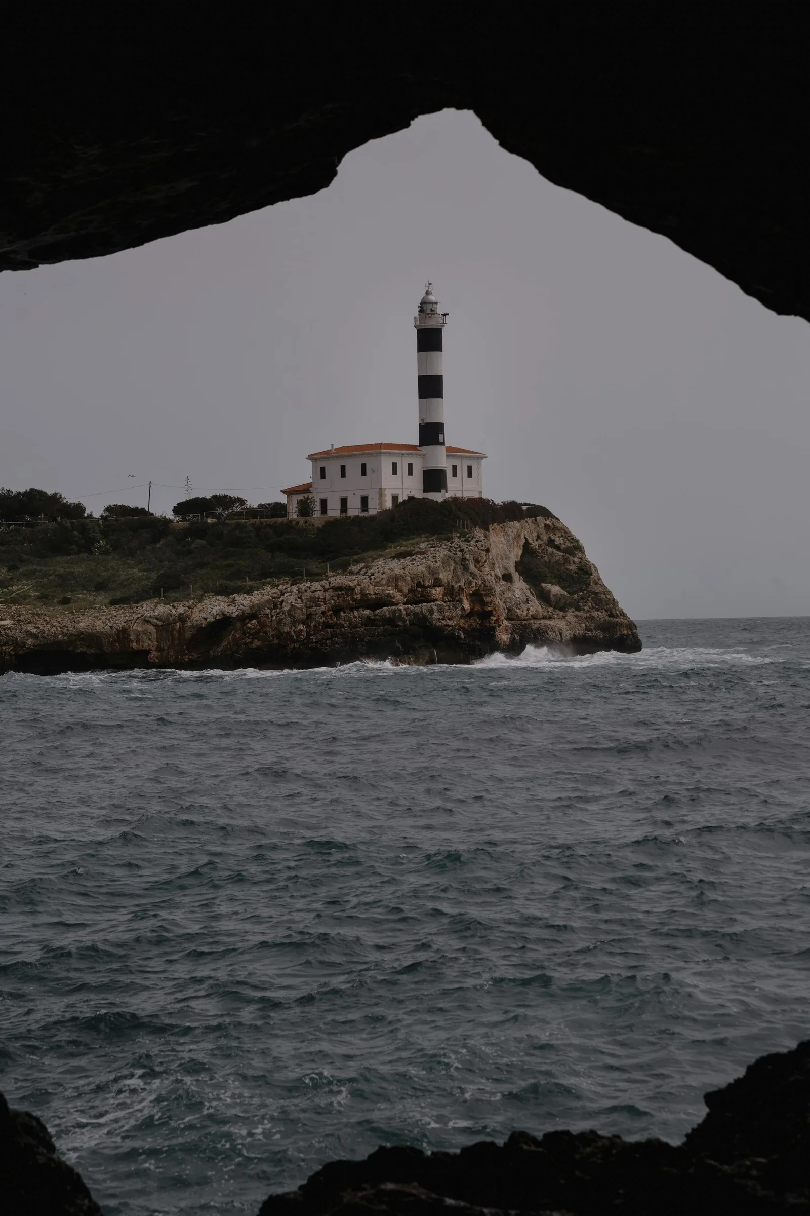 Phare de Portocolom vu depuis les rochers de la baie