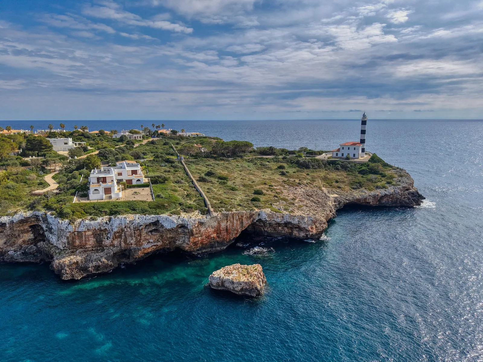 Phare de Portocolom et ses façades colorées