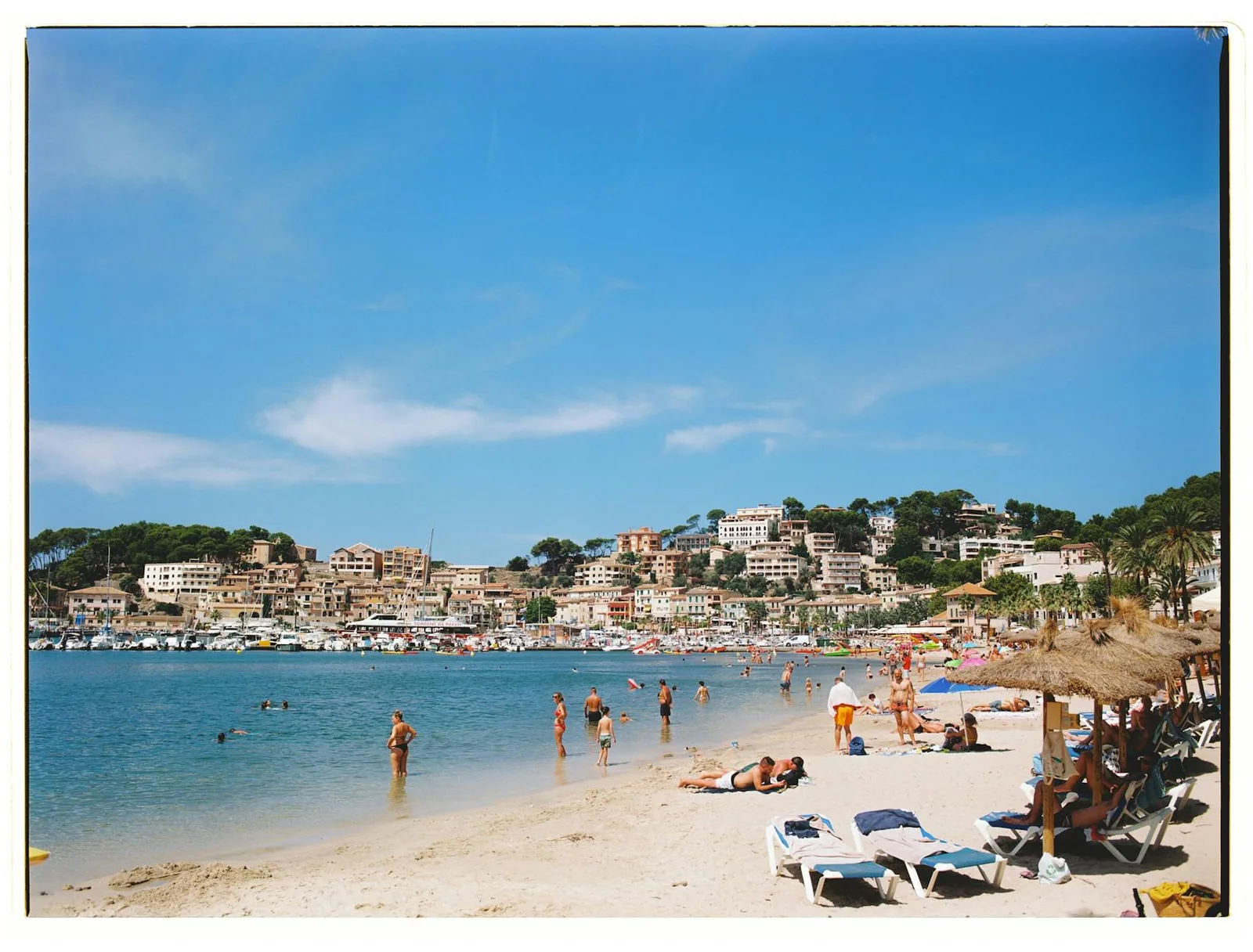 Journée d'été à la plage du Port de Sóller, voyageurs profitant du soleil et de la mer