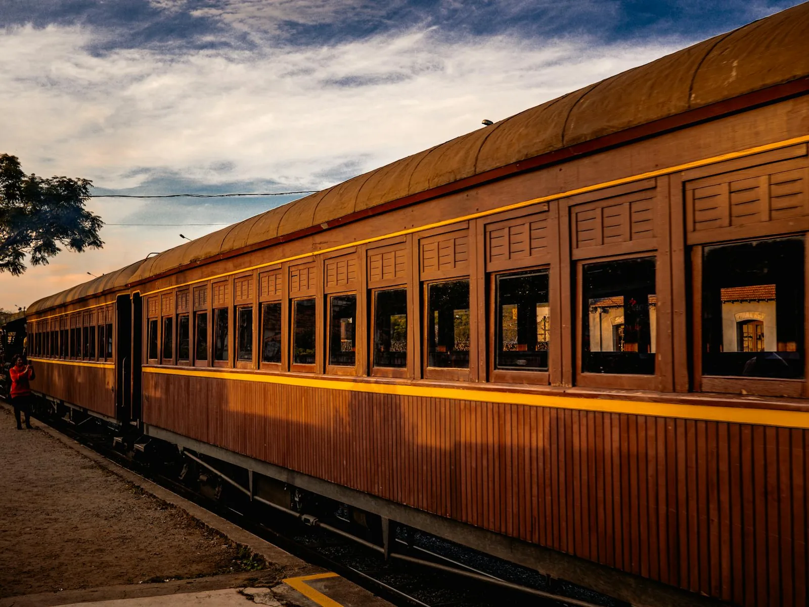Wagon historique du train de Sóller au coucher de soleil, architecture ferroviaire du XXe siècle
