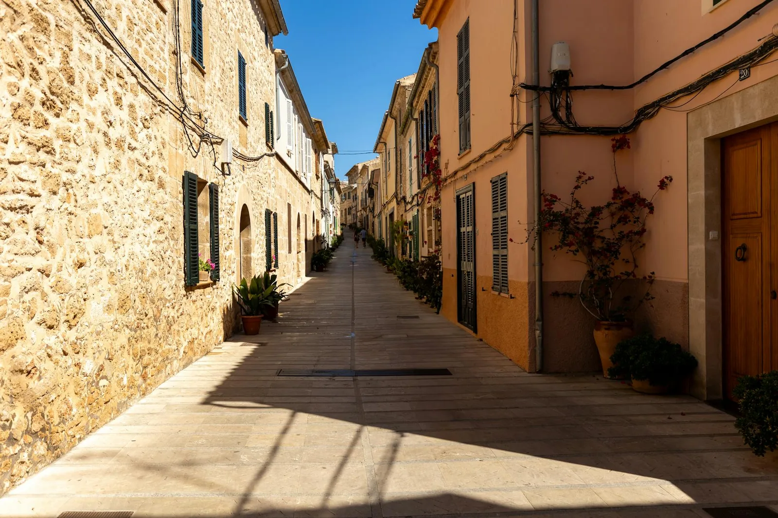Majorque en février — village, pierre dorée