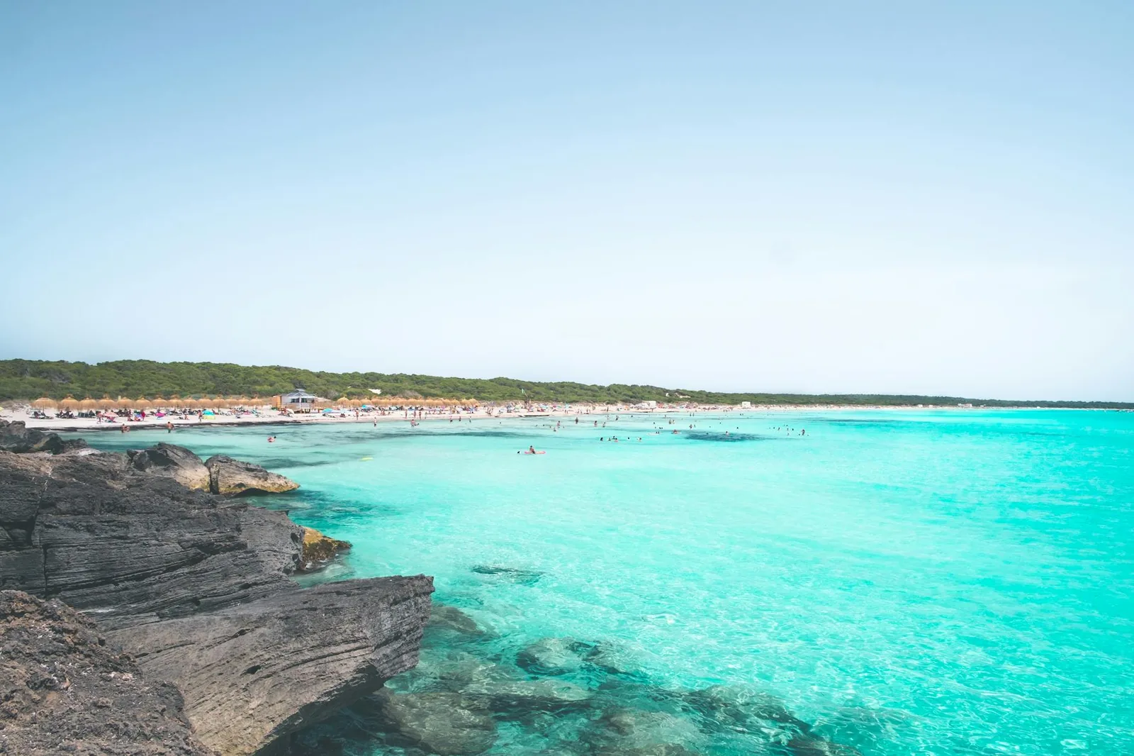 Plage aux eaux turquoise et roches idéale pour une escapade en mai à Majorque
