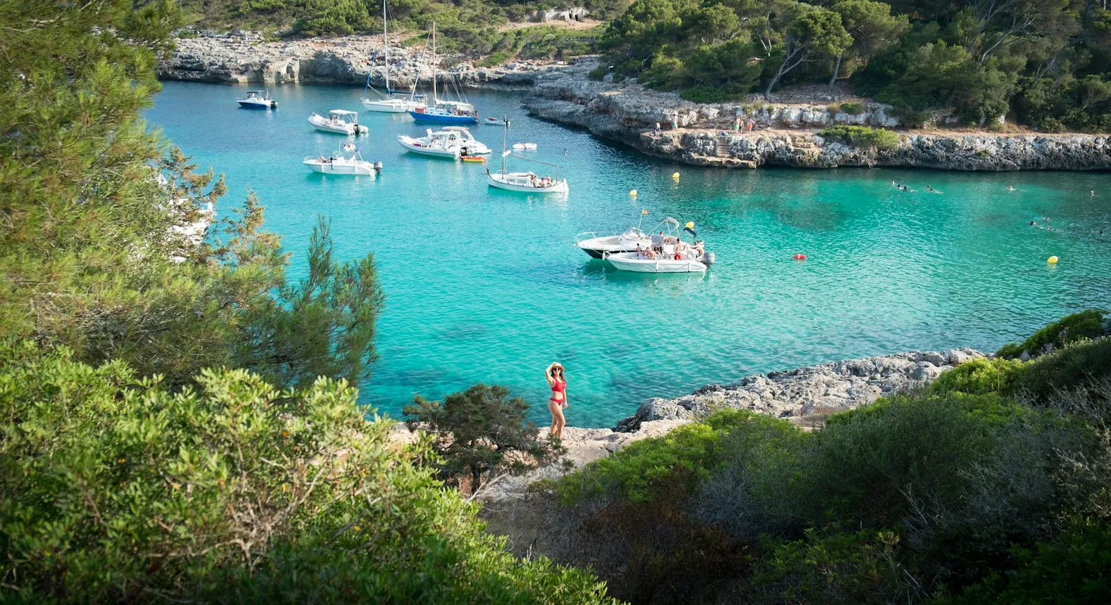 Baie majorquine avec bateaux et eaux limpides, ambiance parfaite du mois de mai