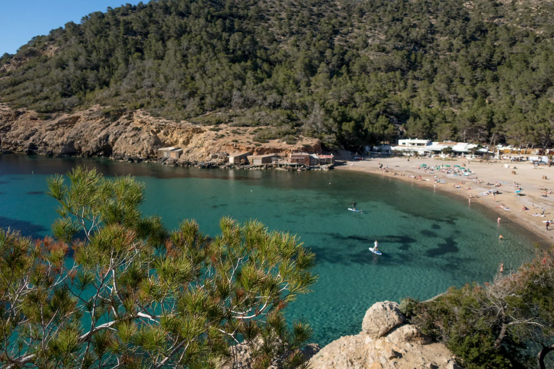 Sable blanc et eau claire dans une crique du parc de Mondragó