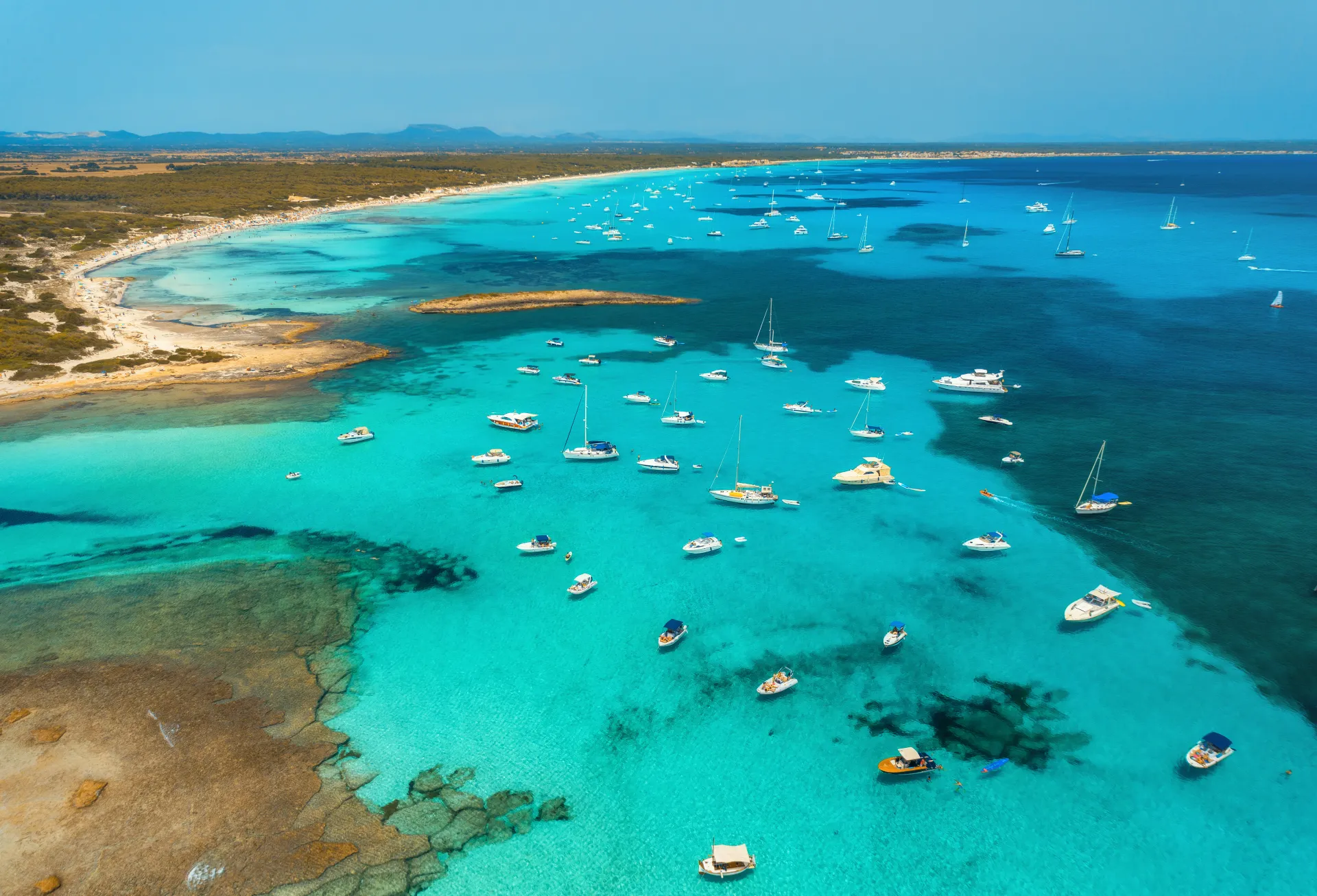 Dunes et sable blanc de la plage d'Es Trenc à Majorque