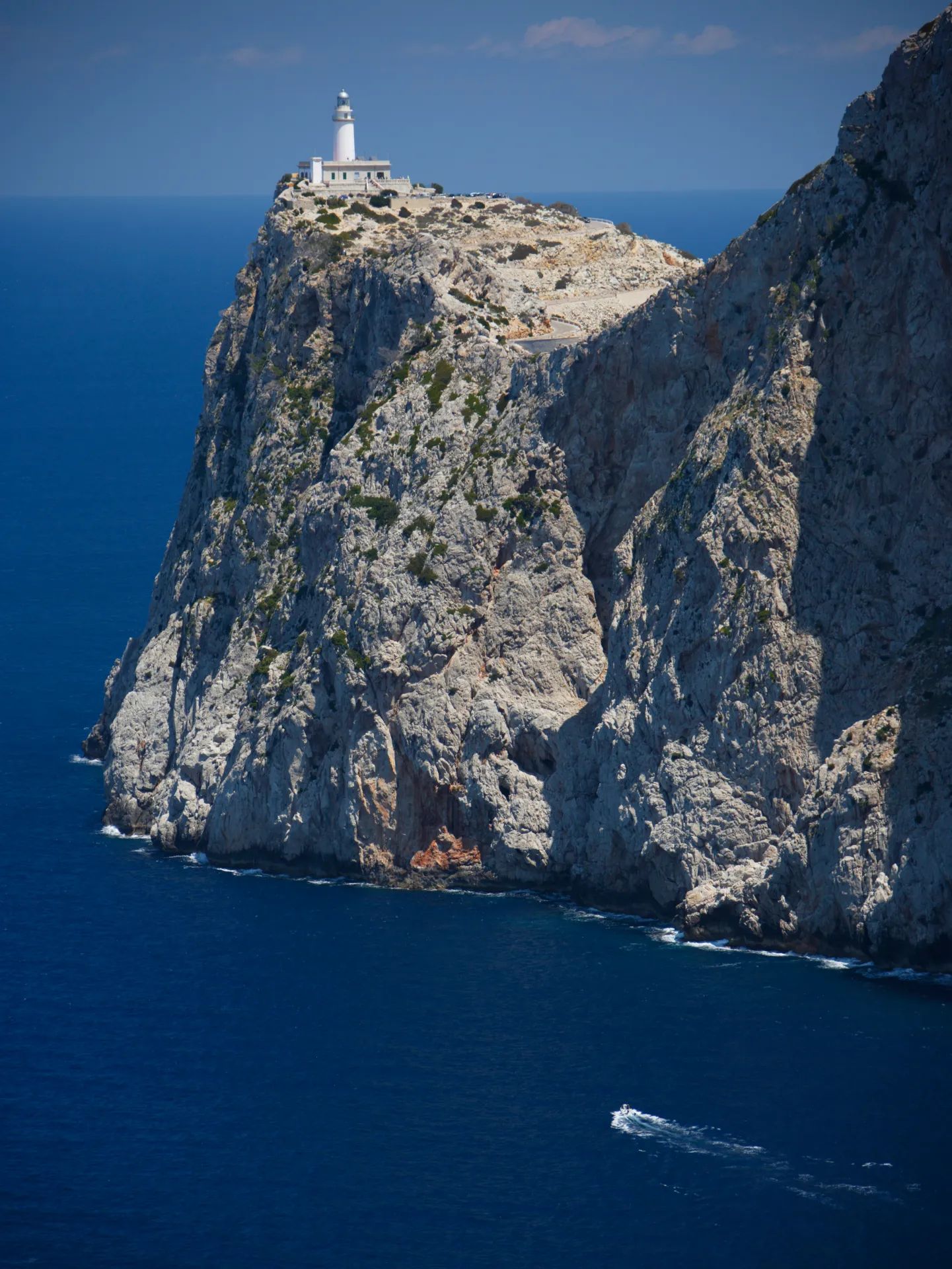 Plage de Formentor vue à travers les pins