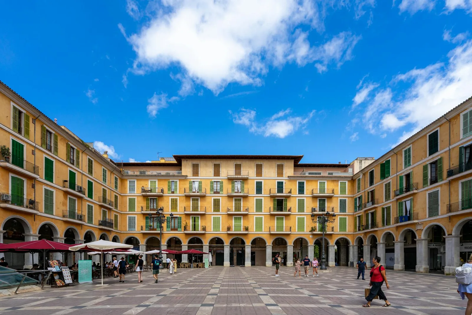 Plaza Mayor de Palma de Majorque avec terrasses de cafés animées